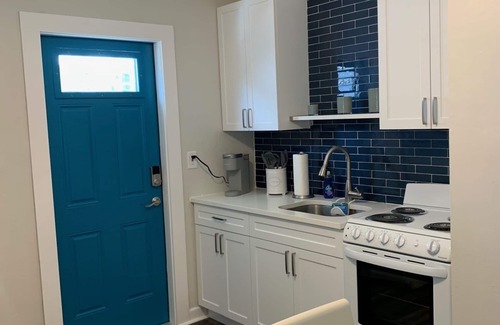 Parrot Cove Apartment | Cozy Studio #3 - Steps from Downtown Lake Worth Beach