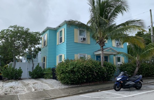 Parrot Cove Apartment | Cozy Studio #3 - Steps from Downtown Lake Worth Beach