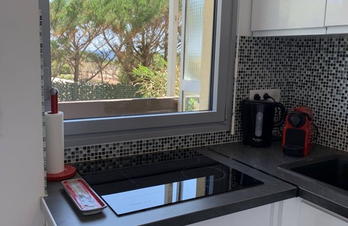Sainte-Maxime City Centre Apartment | Oceanfront Studio 3: Pet-Friendly, Spa & Private Parking