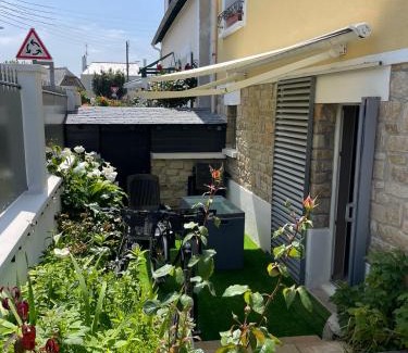 Parame Bed & Breakfast | Cozy Studio 3 Min from Beach with Terrace and Bikes