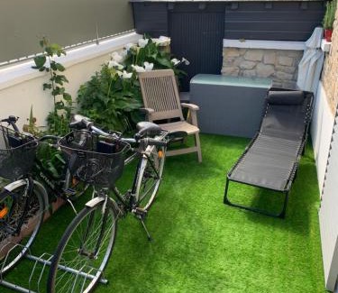 Parame Bed & Breakfast | Cozy Studio 3 Min from Beach with Terrace and Bikes