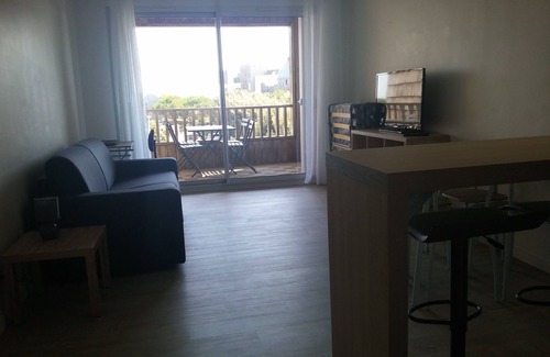 La Rochelle Apartment | Ideal Studio for 3 with Sea View, Balcony & Pool Access