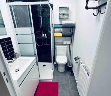Calais Apartment | Prime Studio for 3 in City Center with Courtyard Oasis