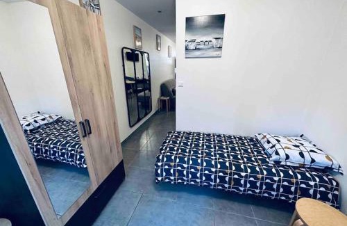 Calais Apartment | Prime Studio for 3 in City Center with Courtyard Oasis