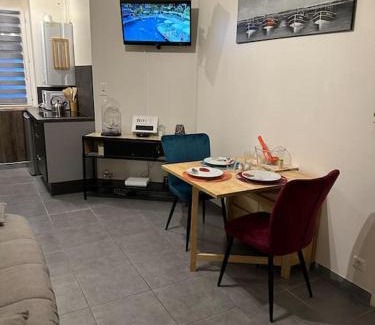 Calais Apartment | Prime Studio for 3 in City Center with Courtyard Oasis