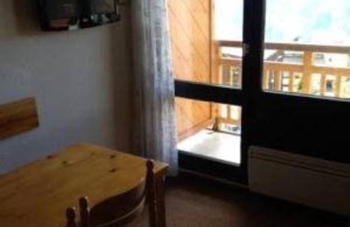 Eclose-Est Apartment | Cozy Studio for 4 Near Ski Lifts – Pet Friendly & Pool