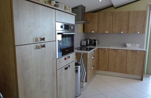 Giens Apartment | Idyllic Studio with Sea View in Hyères, Rated 10/10