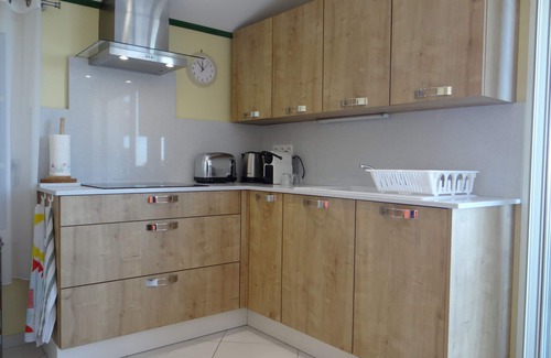 Giens Apartment | Idyllic Studio with Sea View in Hyères, Rated 10/10