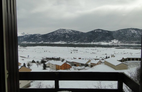 Les Angles Apartment | Cozy Lake View Studio for 4, Steps from Pistes & Shops