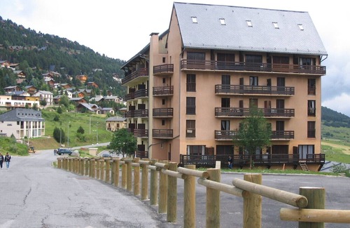 Les Angles Apartment | Cozy Lake View Studio for 4, Steps from Pistes & Shops