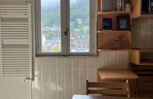 Cauterets Apartment | Central Studio for 4, Steps from Lifts & Family-Friendly