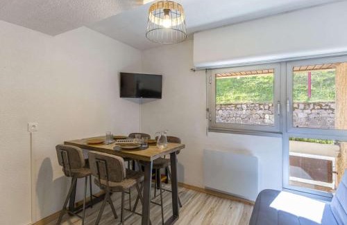 Cauterets Apartment | Cozy Studio for 4, Steps from the Gondolas - Pet Friendly