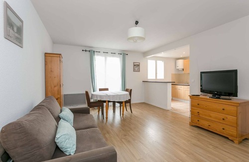 Rueil-Malmaison Apartment | Perfectly Located Studio in Rueil City-Center with Spa