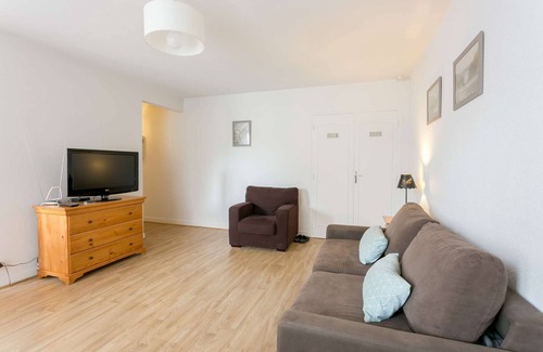 Rueil-Malmaison Apartment | Perfectly Located Studio in Rueil City-Center with Spa
