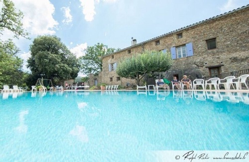 Signes Apartment | Enchanted Studio 5: Poolside Retreat Amidst Vineyards