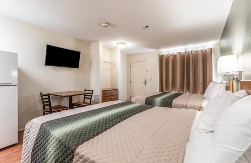 Maryvale Hotel | Inviting HomeTowne Studios by Red Roof Phoenix - West