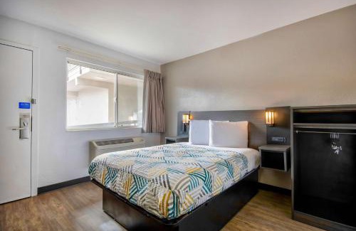 Albuquerque Hotel | Pet Friendly Studio 6 Albuquerque NM Midtown with Pool