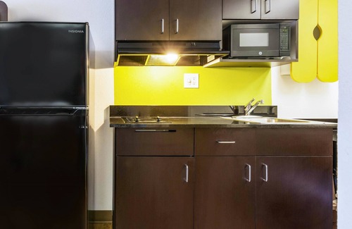Alexandria Hotel | Family-Friendly Studio 6 in Alexandria with Pool & Breakfast