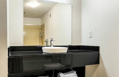 Alexandria Hotel | Family-Friendly Studio 6 in Alexandria with Pool & Breakfast