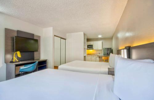 St. Johns Hotel | Pet-Friendly Studio 6 in Midtown, Austin - Comfort Awaits