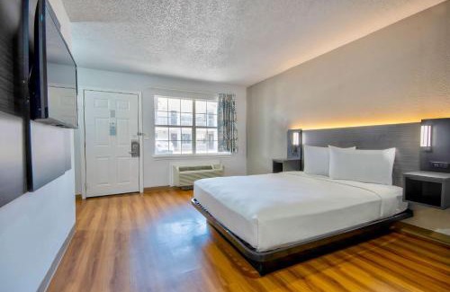 St. Johns Hotel | Pet-Friendly Studio 6 in Midtown, Austin - Comfort Awaits