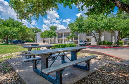 St. Johns Hotel | Pet-Friendly Studio 6 in Midtown, Austin - Comfort Awaits