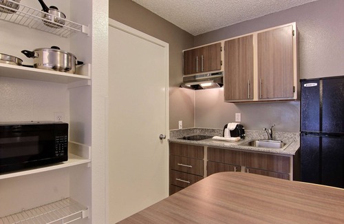 St. Johns Hotel | Comfortable Studio 6 Austin, TX - Midtown with Great Amenities