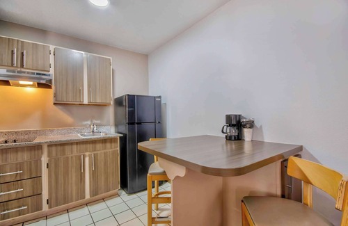 St. Johns Hotel | Comfortable Studio 6 Austin, TX - Midtown with Great Amenities