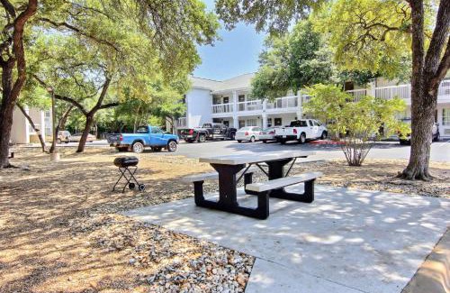 McNeil Hotel | Pet-Friendly Studio 6 in Austin, TX - Northwest Region