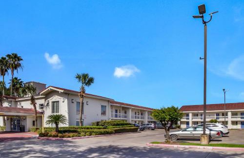 Baytown Hotel | Pet-Friendly Studio 6 Baytown with Pool & Ocean Views
