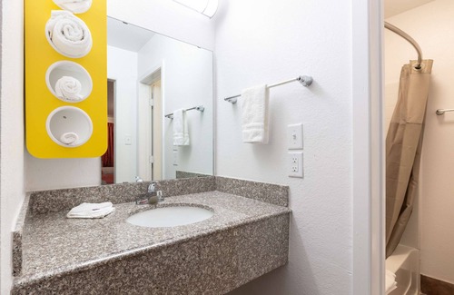 Bryan Hotel | Comfortable Stay at Studio 6 Bryan, TX - University Area