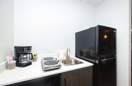 Channelview Hotel | Budget-Friendly Studio 6 Channelview with Family Amenities