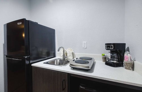 Channelview Hotel | Budget-Friendly Studio 6 Channelview with Family Amenities