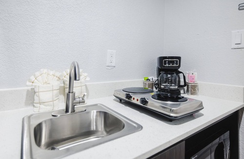 Channelview Hotel | Budget-Friendly Studio 6 Channelview with Family Amenities