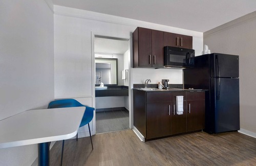 Denton Hotel | Budget-Friendly Studio 6 in Denton, TX with Pool & Breakfast