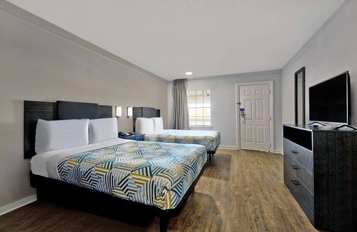 Denton Hotel | Budget-Friendly Studio 6 in Denton, TX with Pool & Breakfast