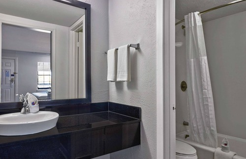 Denton Hotel | Budget-Friendly Studio 6 in Denton, TX with Pool & Breakfast