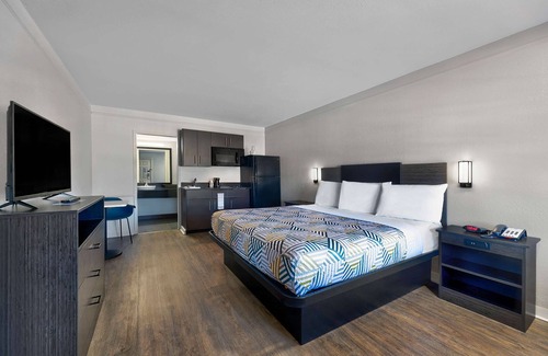 Denton Hotel | Budget-Friendly Studio 6 in Denton, TX with Pool & Breakfast