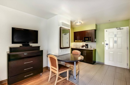 East Brunswick Hotel | Discover Studio 6 East Brunswick: Convenient & Eco-Friendly Stay