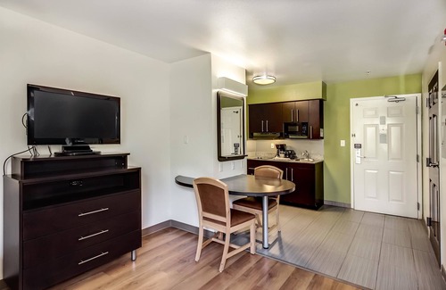 East Brunswick Hotel | Discover Studio 6 East Brunswick: Convenient & Eco-Friendly Stay