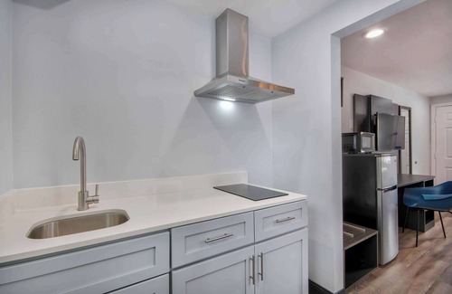 Downtown Hotel | Pet-Friendly Studio 6 Eureka: Comfort in Old Town