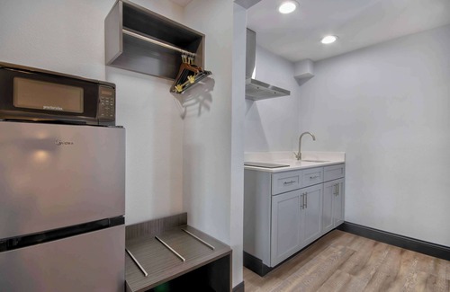 Downtown Hotel | Pet-Friendly Studio 6 Eureka: Comfort in Old Town
