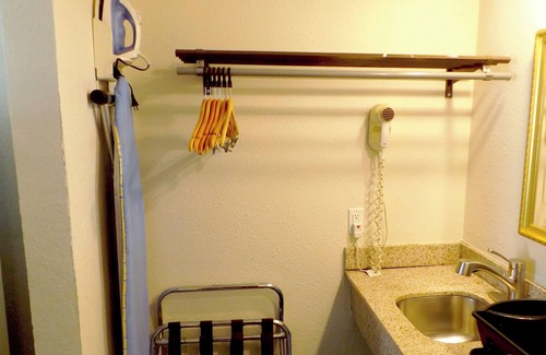 West Meadowbrook Hotel | Convenient Studio 6 Fort Worth, TX – Downtown East Getaway