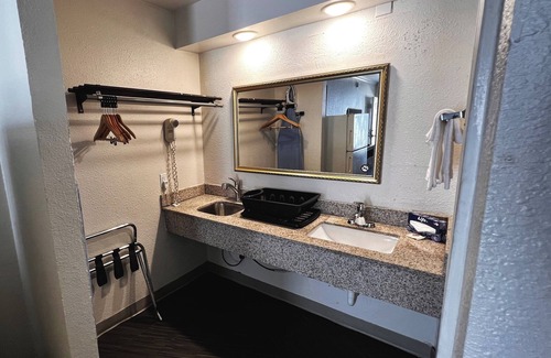 West Meadowbrook Hotel | Convenient Studio 6 Fort Worth, TX – Downtown East Getaway
