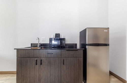 Gonzales Hotel | Comfortable Studio 6 Gonzales with Kitchen & Pet-Friendly Options