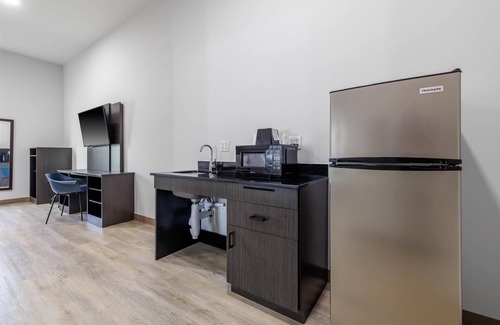 Gonzales Hotel | Comfortable Studio 6 Gonzales with Kitchen & Pet-Friendly Options