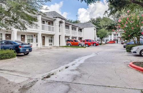 Southbelt/Ellington Hotel | Budget-Friendly Studio 6 in Houston with Family Amenities