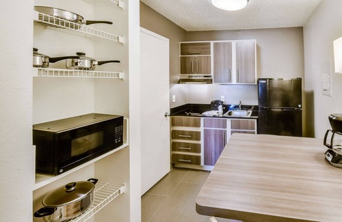Southbelt/Ellington Hotel | Budget-Friendly Stay at Studio 6 Houston with Kitchen & Breakfast