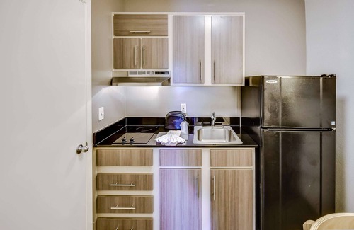 Southbelt/Ellington Hotel | Budget-Friendly Stay at Studio 6 Houston with Kitchen & Breakfast