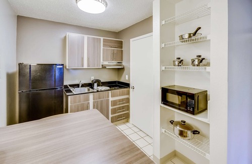 Southbelt/Ellington Hotel | Budget-Friendly Stay at Studio 6 Houston with Kitchen & Breakfast